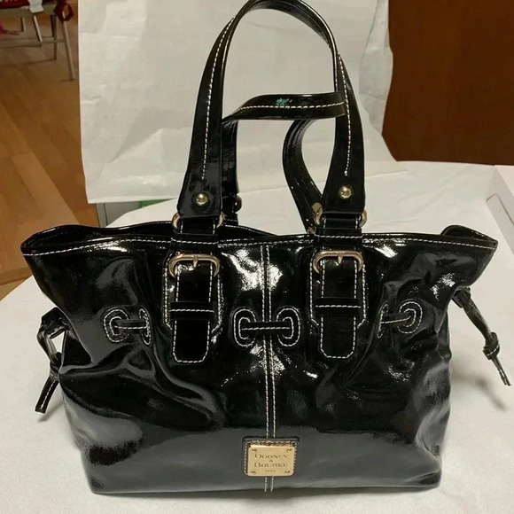 Dooney & Bourke Handbags - DOONY & BOURKE Patent Leather Purse/Crossbody.No cracking or peeling. STUNNING❣️